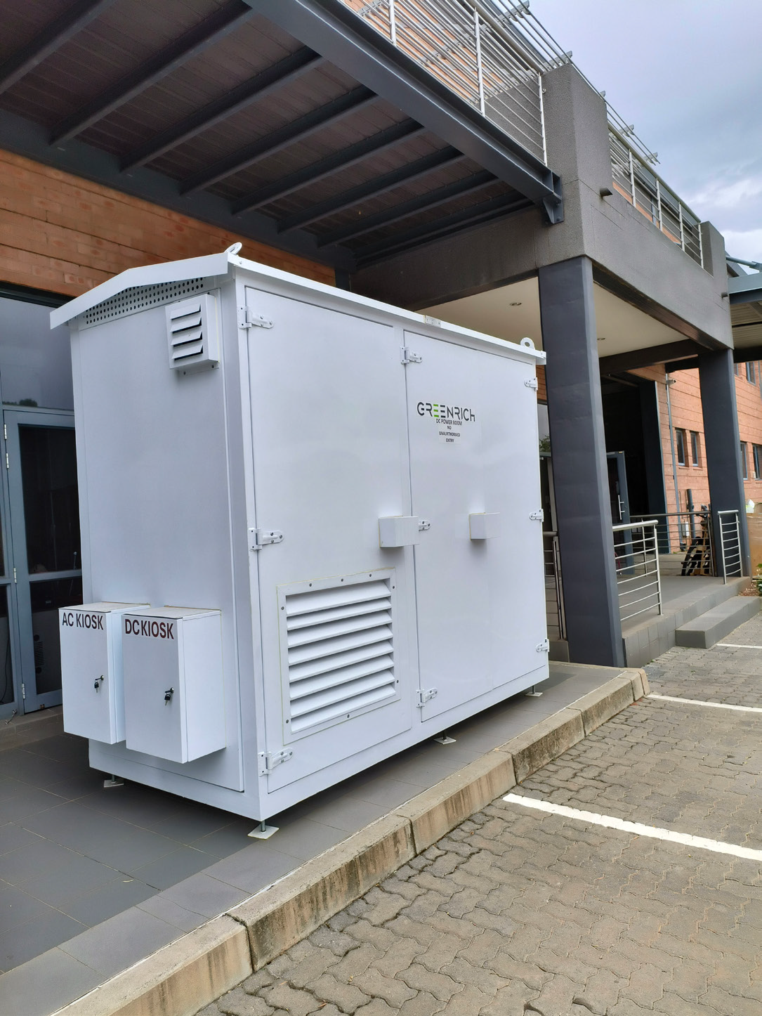 MINI-SUB BESS enclosure installed beside a building